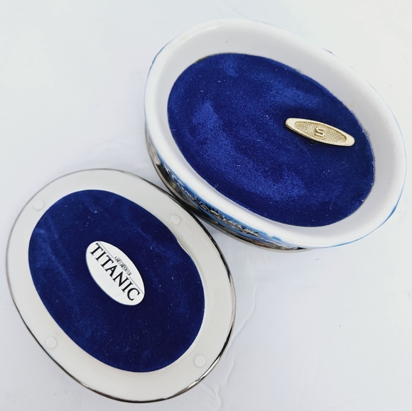 Ardleigh Elliot Titanic Heirloom Porcelain “South Hampton” Musicbox Collection - Picture 8 of 10